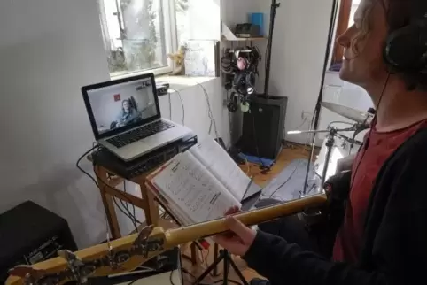  Unterricht via Skype: Christian Schatka zeigt Yade Yilmaz ein paar Griffe auf dem Bass.