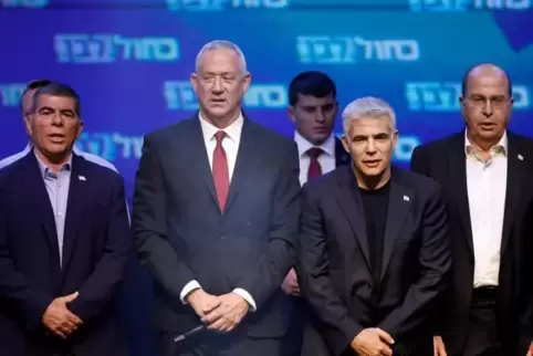 Da standen sie noch zusammen, die Spitzen des Bündnisses Blau-Weiß in Israel. In der Mitte mit roter Krawatte Chef Benny Gantz.