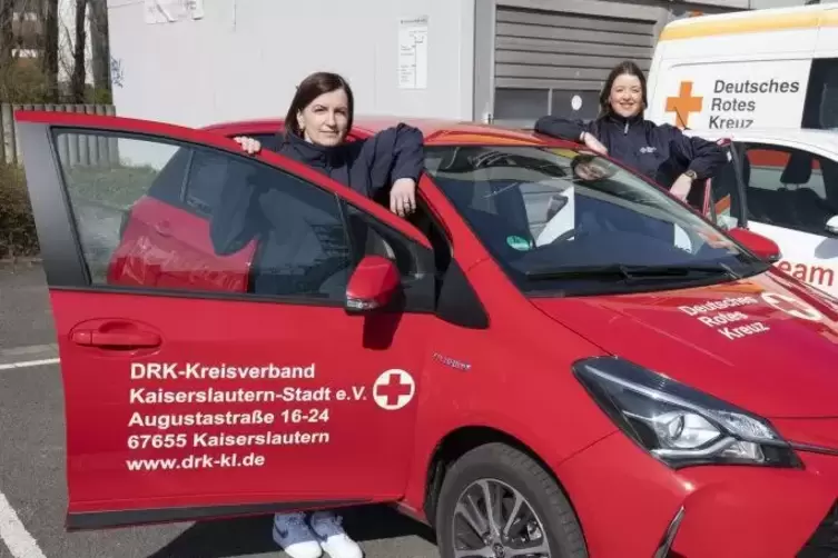 Inge Grieser und Solenn Parsons vom Roten Kreuz nehmen die Anmeldungen für die Belieferung bedürftiger Menschen entgegen. 