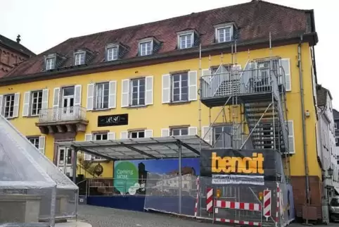 Die Stadt hatte eine provisorische Treppe als Fluchtweg für den Brandfall anbauen müssen.