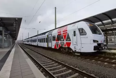 Am Wochenende fährt der RE 1 von Mannheim über Kaiserslautern nach Saarbrücken jetzt nur noch zweimal pro Tag. 