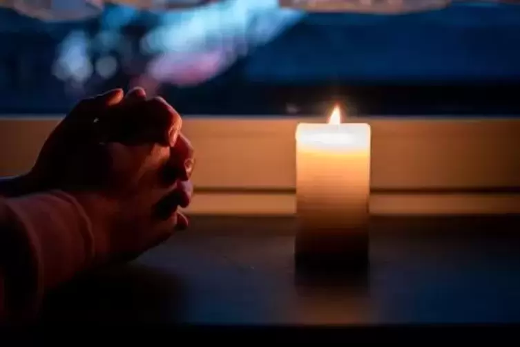 Viele Menschen beteiligen sich an der Aktion „Licht der Hoffnung“ und stellen eine Kerze ans Fenster.