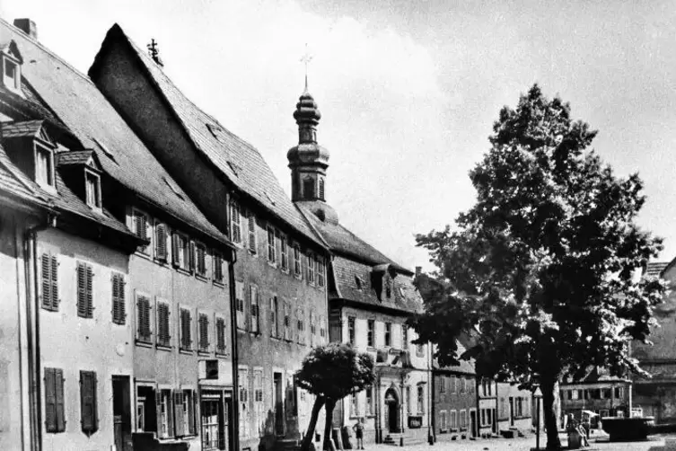 Blick in die Otterberger Hauptstraße zu Beginn der 1950er Jahre: Vor den historischen Häusern parken noch keine Autos. 