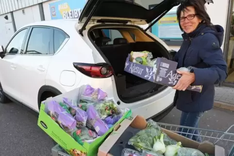Birgit Neuhs rettet als „Foodsafer“ Lebensmittel vor der Vernichtung, hier bei Aldi in der Zweibrücker Straße