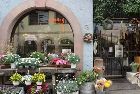 Joachim Kiefer bietet vor seinem Geschäft in Maikammer Blumen zur Selbstbedienung an – doch auch das wurde ihm jetzt verboten. 