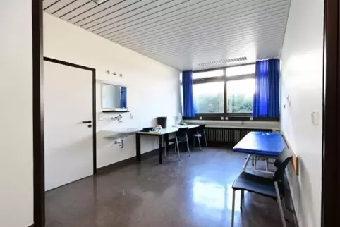 Steht für die Einrichtung der Corona-Praxis bereit: Empfangsbereich des früheren Stiftungskrankenhauses.