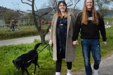 Spaziergang mit ihrem Lebensgefährten Jarred Jones und Hund Pekka: Paulina Sommer. 
