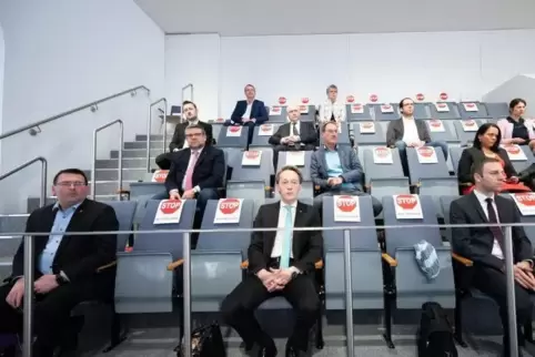 Am Freitag im Landtag: Einige Abgeordnete müssen auf die Besuchertribüne. Nur jeder dritte Stuhl darf benutzt werden. 