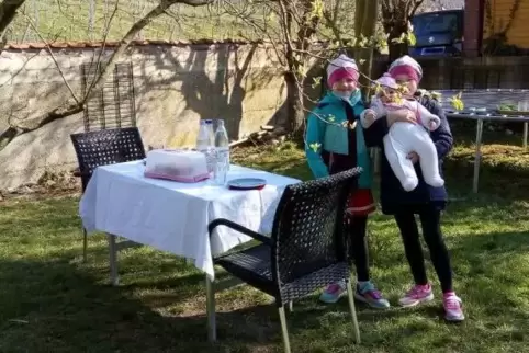 Alina, Anna und Annika (von links) haben für ihre Eltern Ramona und Alexander Neber zum Hochzeitstag den Tisch im Garten gedeckt Alina, Anna und Annika (von links) haben für ihre Eltern Ramona und Alexander Neber zum Hochzeitstag den Tisch im Garten gedeckt