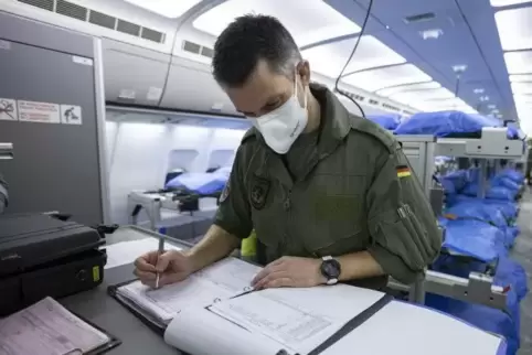 Der Pilot des Airbus A310 MedEvac, der fliegenden Intensivstation der Bundeswehr, bereitet sich auf den Flug nach Bergamo vor. 
