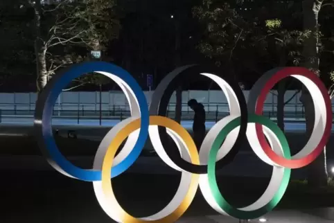 Olympischen Ringe vor dem Neuen Nationalstadion in Tokio