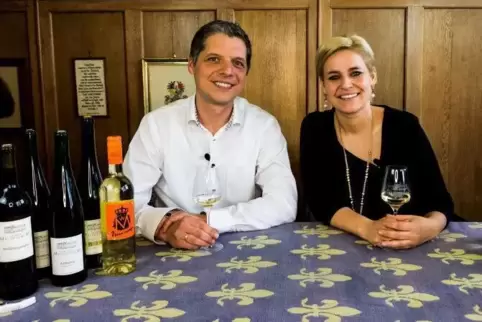 Das Winzerpaar Franz und Esther Melsheimer: Sie verschicken an interessierte Kunden Pakete mit 13 Weinen in Viertelliter-Fläschc