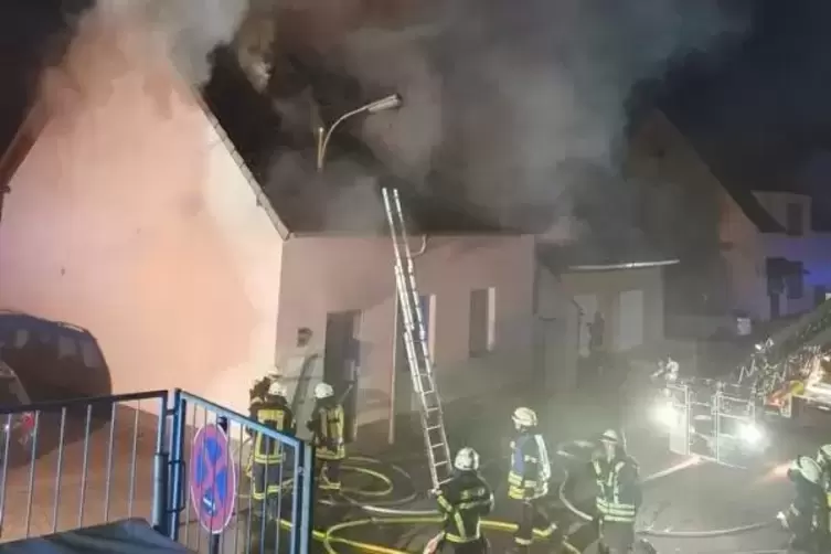 In Altenkirchen (Kreis Kusel) hat ein Wohnhaus gebrannt. 