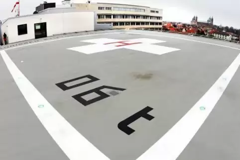 Die Hubschrauber aus Frankreich kamen auf dem Landeplatz des Speyerer Diakonissen-Stiftungs-Krankenhauses an. 