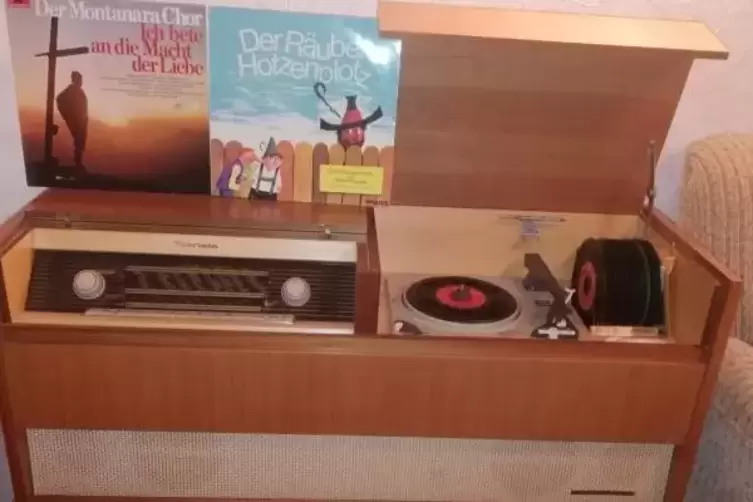 Johannes Sch&auml;fer h&ouml;rt Platten auf seinem Musikschrank. 