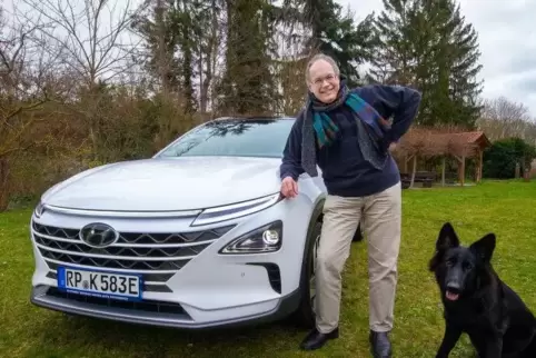 Umweltbewusster Pfarrer: Josef Metzinger mit seinem Wasserstoffauto.