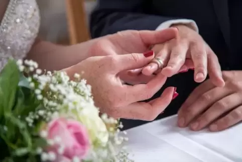 Ein feierlicher Moment: Ist angesichts der Ausbreitung des Coronavirus ein stilvolles Heiraten in nächster Zeit überhaupt möglic Ein feierlicher Moment: Ist angesichts der Ausbreitung des Coronavirus ein stilvolles Heiraten in nächster Zeit überhaupt möglic
