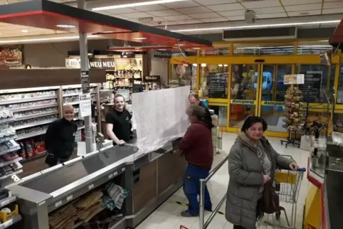 Für die Kunden da, notfalls eben mit Plexiglas-Scheibe, ist auch weiterhin der Edeka-Markt in Albisheim. Für die Kunden da, notfalls eben mit Plexiglas-Scheibe, ist auch weiterhin der Edeka-Markt in Albisheim.