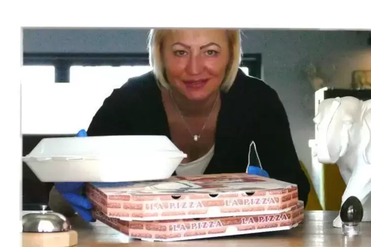 Elena Popova serviert das Essen im „Novello“ durche eine Durchreiche. 