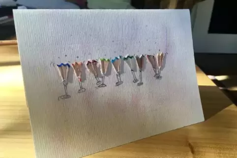Geburtstagskarte mit neun kleinen tanzenden Sektgläsern aus zurechtgeschnittenem Buntstifte-Spitzerabfall.