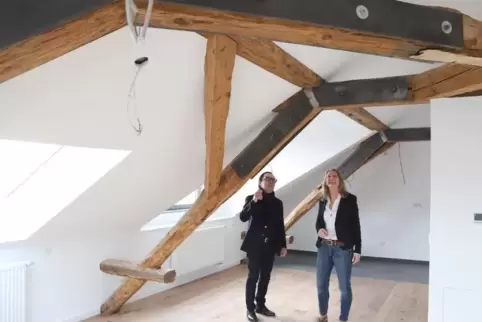 Eigentümer Peter Fischer und Andrea Lehmann in einer „Zelle“. 