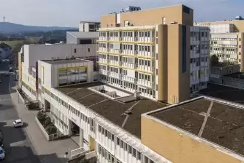 Um die Dimensionen darzustellen, was im gesamten Klinikum täglich verbraucht wird, nennt Förster 35.000 Einmalhandschuhe. 