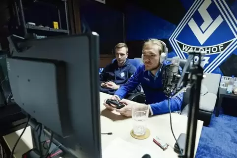 Tim Christoffel (rechts) und Timo Liebich, E-Sportler des SV Waldhof Mannheim, erzielten eine glänzende Bilanz am Freitag. 
