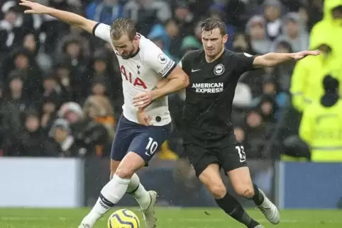 Bedrängt Tottenhams Star Harry Kane, der am Ball ist: Pascal Groß. 