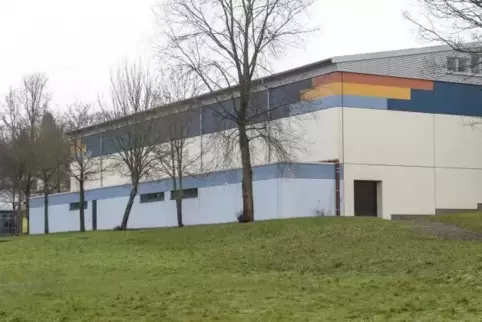 Eines der potenziellen Ersatzkrankenhäuser wird in der Sporthalle in Schönenberg-Kübelberg vorbereitet.