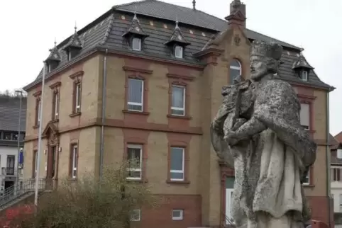 In Blickweite zur Statue des Heiligen Nepomuk liegt die Polizeiinspektion in Lauterecken.