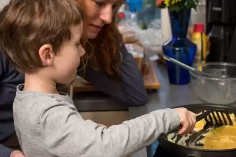 Die Kleinen sind in Corona-Zeiten zu Hause und wollen beschäftigt werden. Kinder in die tägliche Essenszubereitung zu integriere