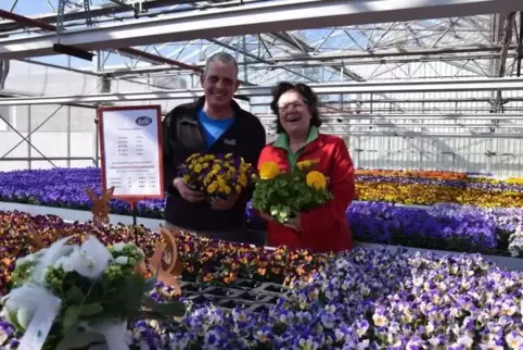 Petronella Karlin und Jürgen Gocea von der Gärtnerei Karlin verkaufen im Moment auch Ware von „Birgits Landladen“ aus Dannenfels