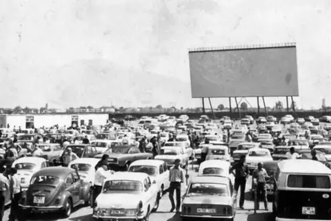 Deutschlands erstes Autokino in Gravenbruch bei Frankfurt. 