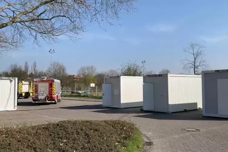 Die Feuerwehr hat auf dem vorderen Parkplatz des Wormser Bildungszentrums Container aufgestellt.