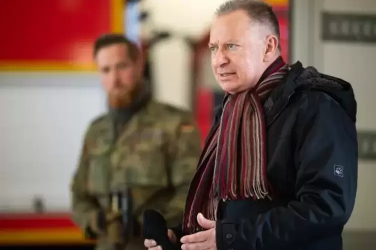 Krisenmanager: Heinsbergs Landrat Stephan Pusch steht in der Feuerwache, wo die Bundeswehr Schutzkleidung angeliefert hat.