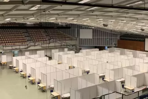 In der Ludwigshafener Friedrich-Ebert-Halle wurden Feldbetten als mögliche Ausweichplätze für Corona-Infizierte aufgebaut.