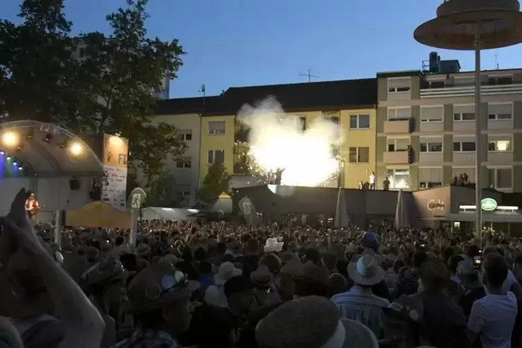 Eine Menschenmenge – wie hier beim Grabowsky-Konzert 2019 – wird es in allernächster Zukunft auf dem Frankenthaler Rathausplatz 