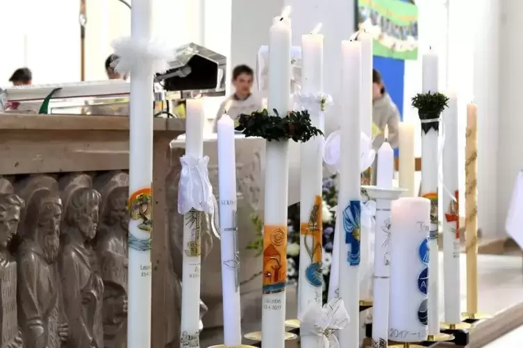 Die Kerzen bleiben erstmal aus. Erstkommunionsfeiern sind ebenso wie viele Konfirmationen im Kirchenbezirk Germersheim verschobe