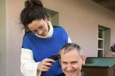 Sollte die Ausnahme bleiben: Zuhause mit dem Haarschneider selbst Hand anlegen. Bei unserem Redakteur Rainer Knoll war’s aber ei Sollte die Ausnahme bleiben: Zuhause mit dem Haarschneider selbst Hand anlegen. Bei unserem Redakteur Rainer Knoll war’s aber ei