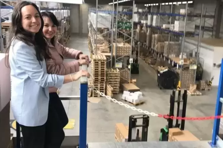 Jasmin (links) und Doris Maiwald in der neuen Lagerhalle.