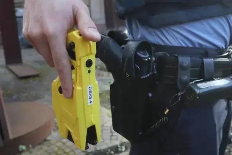 Darf nur von speziell ausgebildeten Polizisten benutzt werden: die Stromstoß-Waffe Taser. 