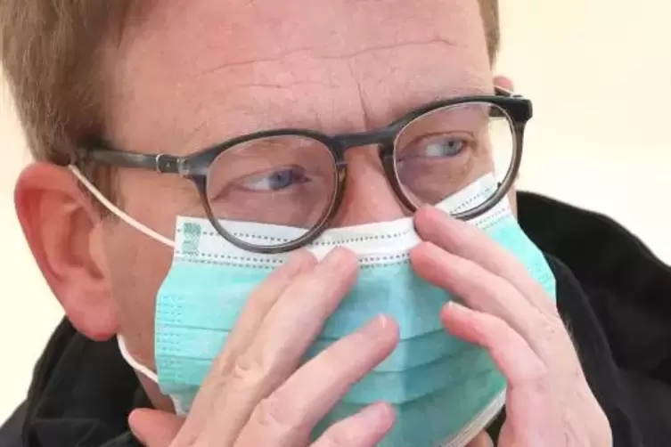 Auch Staatssekret&auml;r Thomas Gebhart tr&auml;gt w&auml;hrend des Rundgangs Mundschutz. 