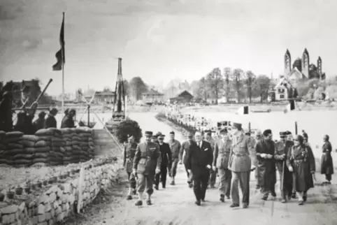 April 1945: Frankreichs Präsident Charles de Gaulle mit Gefolge überquert bei Speyer den Rhein.
