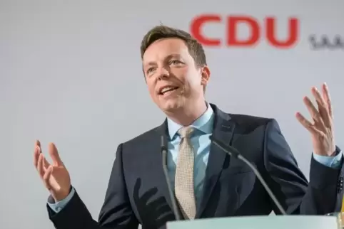 Der saarländische Ministerpräsident Tobias Hans ist gegen eine zu frühe Lockerung der Ausgangsbeschränkung.