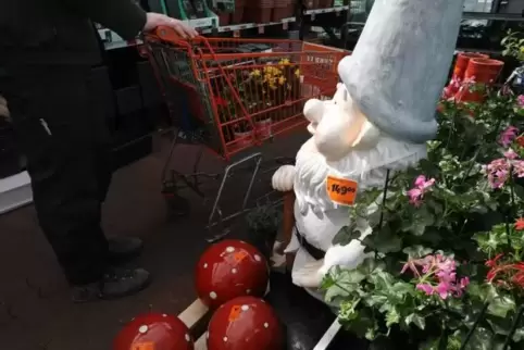 Im Baumarkt kaufen manche gerade trotz Gartensaison eben nicht nur Rindenmulch, sondern auch Dinge, mit denen sie problemlos die