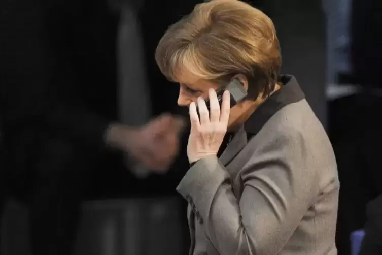 Angela Merkel wollte der Feuerwehr ihren Dank aussprechen, ist dann aber erst einmal abgeblitzt.