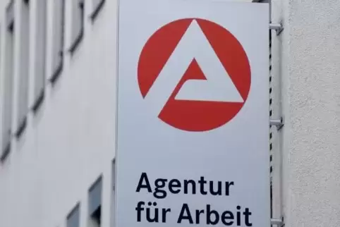 Angesichts der seit Mitte März in weiten Teilen ruhenden Wirtschaft blieben Neu- und Wiedereinstellungen vorerst aus, erklärte d