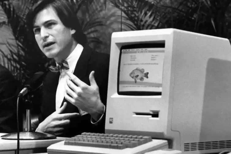 Er war das bekannteste Gesicht von Apple: Mitgründer Steve Jobs, hier bei der Präsentation einen MacintoshComputers im Jahr 1984