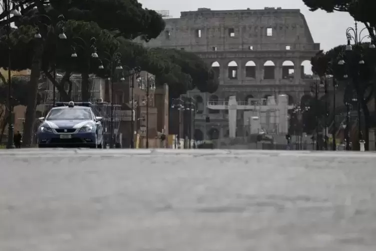 Wo sich sonst Tausende Touristen tummeln, herrscht in Corona-Zeiten gähnende Leere – auch vor dem Kolosseum in Rom.