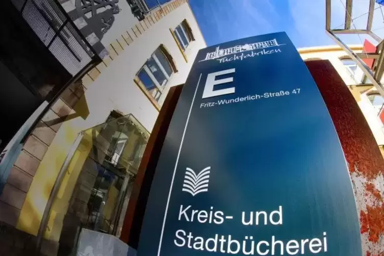 Sollte der Kreis bei der gemeinsam mit der Stadt betriebenen B&uuml;cherei den Rotstift ansetzen m&uuml;ssen, so m&uuml;sste auch die Stadt ihr
